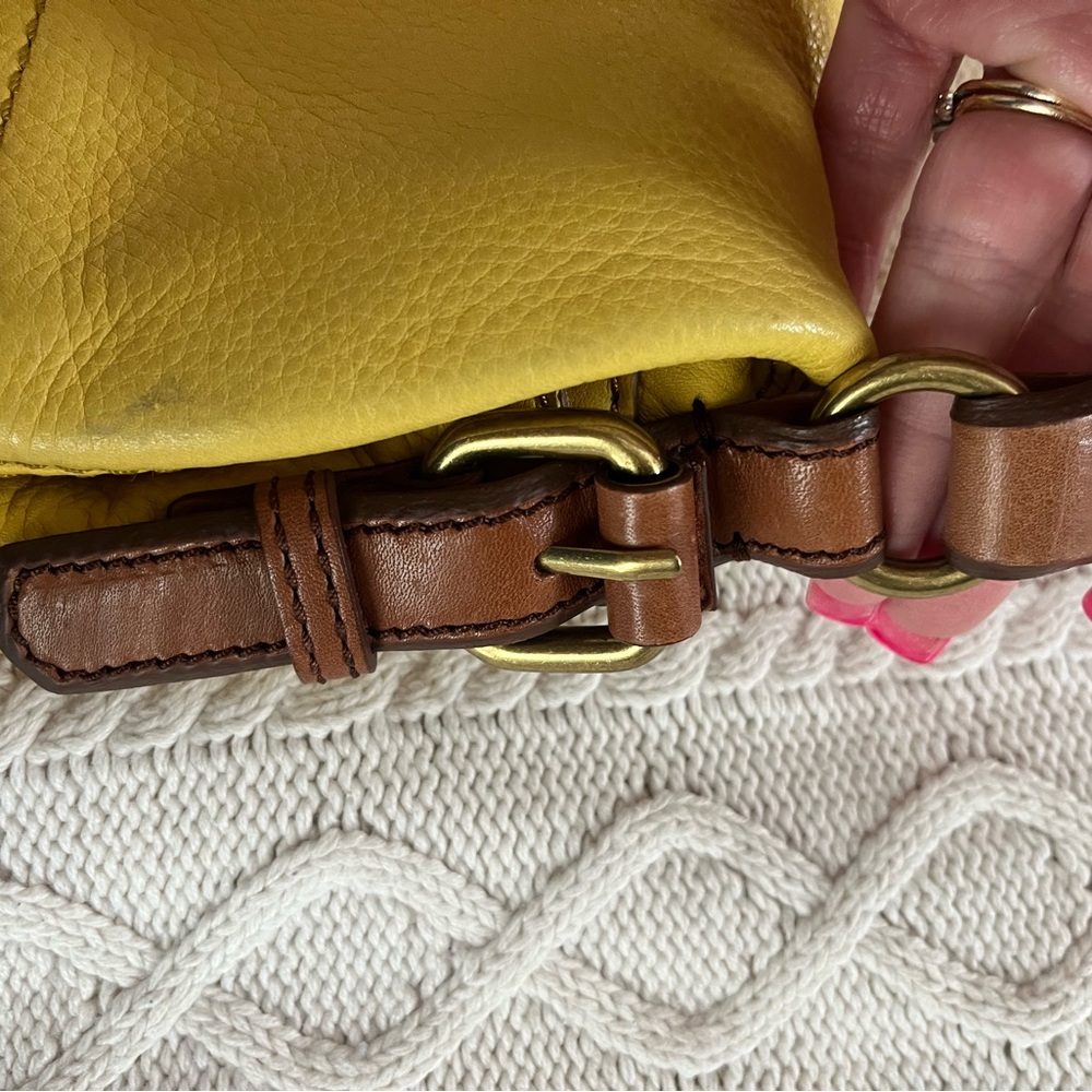 Fossil Large Yellow Leather Shoulder Bag spacious with Several Compartments - Picture 5 of 17